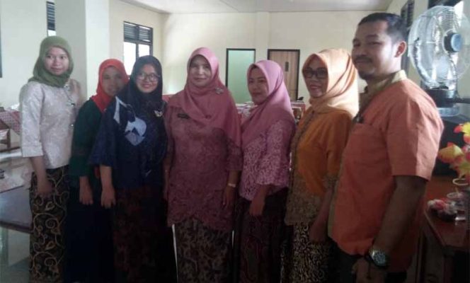 
					Para guru, staf dan kepala SDN Curug 01 foto bersama disela-sela kegiatan.