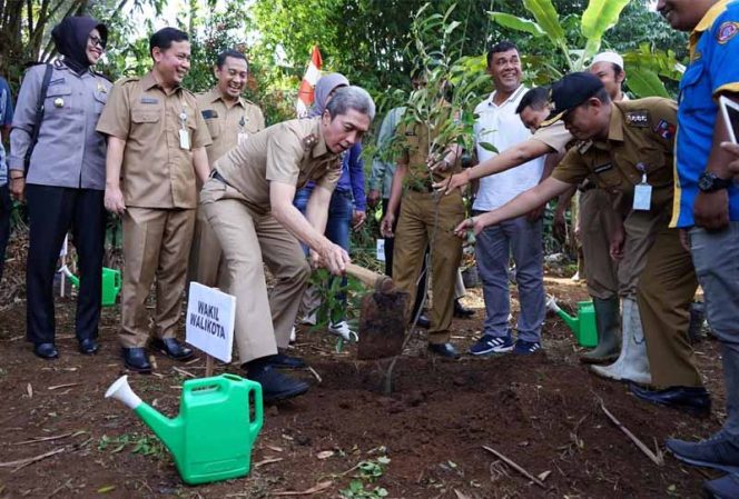 
					Penanaman bibit pohon pala secara simbolis diawali Wakil Wali Kota Bogor, Dedie A. Rachim.
