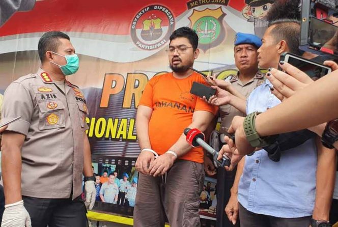 
					Kapolres Metro Depok, Kombes Pol Azis Andriansyah saat bertanya kepada AS, pemilik WO yang telah menipu sejumlah calon pengantin (catin).