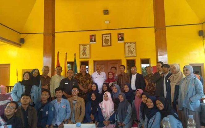 
					Acara diskusi terbatas yang digelar Badan Eksekutif Mahasiswa Universitas Mitra Karya dan STIE Tribuana bersama Dinas Pendidikan, Dewan Pendidikan dan Komisi 4 DPRD Kota Bekasi.