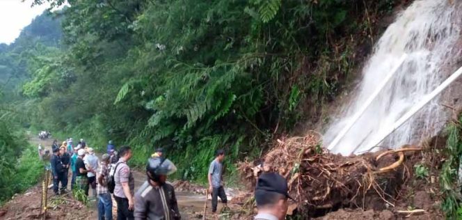 
					Jalan longsor di Kampung Cipare, Desa Pancawati, Kecamatan Caringin pada selasa (18/2/2020).