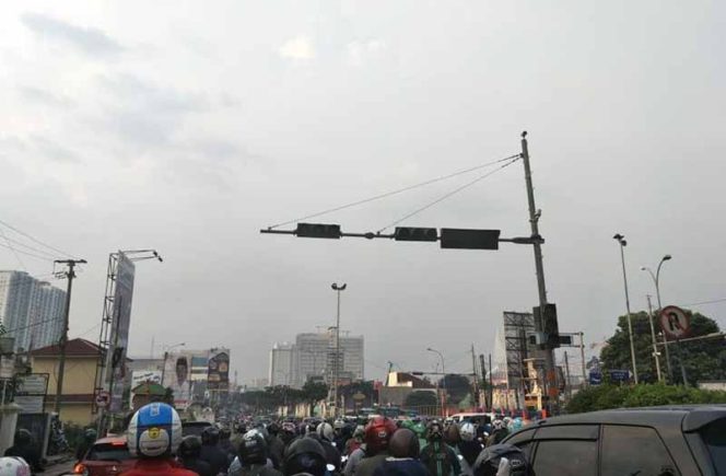 
					Inilah Traffic Light di Jalan Margonda mengalami gangguan. (FOTO : Istimewa)