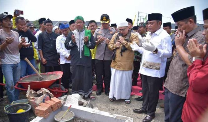 
					Peletakan batu pertama pembangunan Masjid At-Taufiq di Perumahan Puri Nirwana Residence, Desa Sukaraya Kecamatan Karangbahagia.