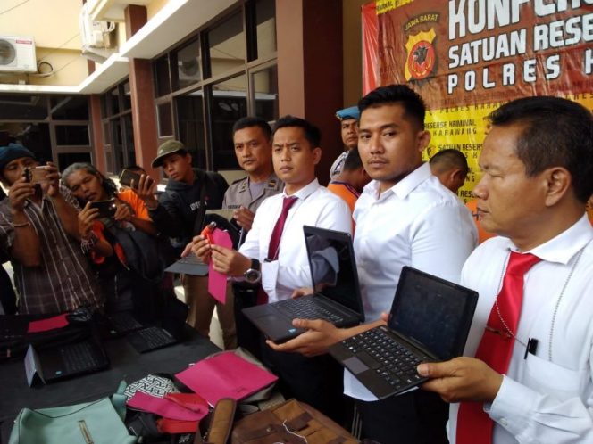 
					Polres Karawang Ungkap Modus Pecah Kaca Mobil