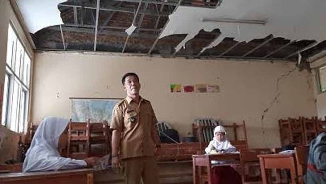 
					Ruang kelas SD Negeri Jampang 01 di Desa Jampang Kecamatan Gunung Sindur Kabupaten Bogor, nyaris ambruk.