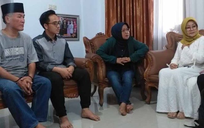 
					Bupati Bogor Ade Yasin saat mengunjungi Yusuf Azhar di kediamannya di Perumahan Griya Cimangir Desa Gunung Sindur,