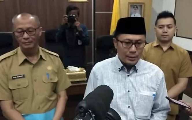 
					Wali Kota Sukabumi H Achmad Fahmi