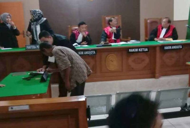
					Suasana persidangan Acam bin Mendung