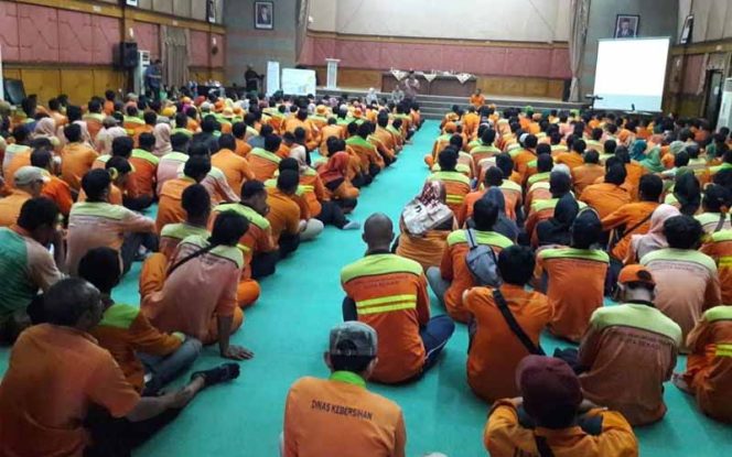 
					Pembinaan SDM, diikuti pegawai LH mulai pejabat hingga staf pelaksana, petugas kebersihan lapangan dan sopir truk sampah dari berbagai bidang dan UPTD.