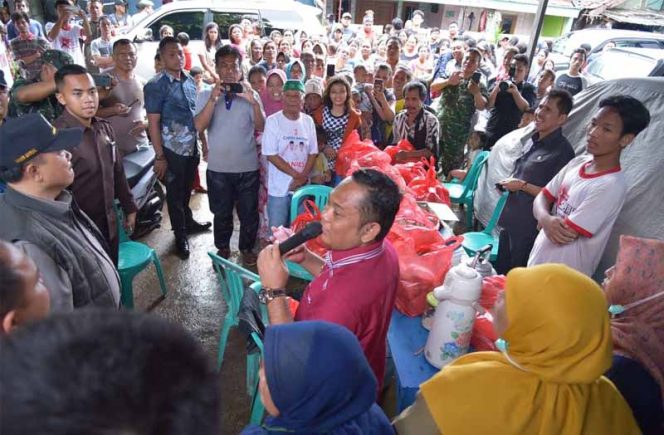 
					Bupati Bekasi Eka Supria Atmaja, menyampaikan kepada warga terkait bencana.