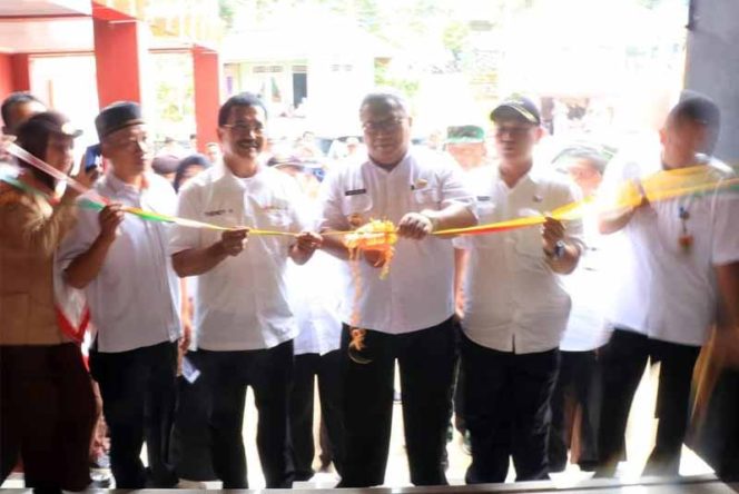 
					Bupati Sukabumi, Marwan Hamami, meresmikan Kantor Gedung UPK Jembar Jampangkulon, di Jalan Pasir Pulus Kelurahan Jampangkulon.