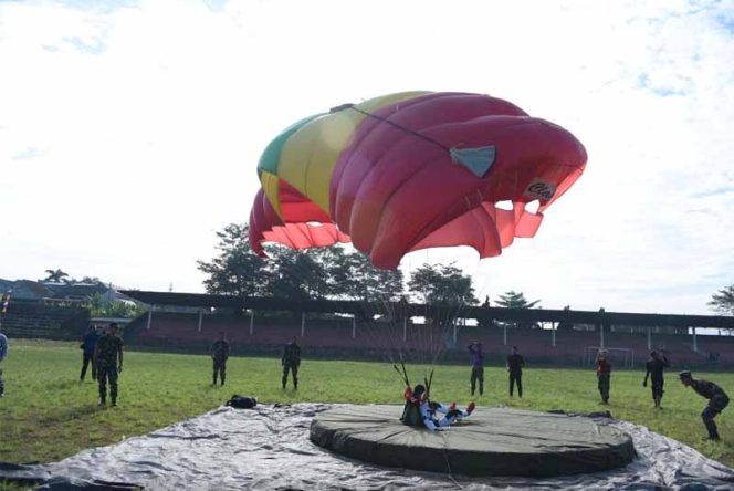 
					Aksi para penerjun bebas, Anggota Brigade Infantri Kostrad 17.