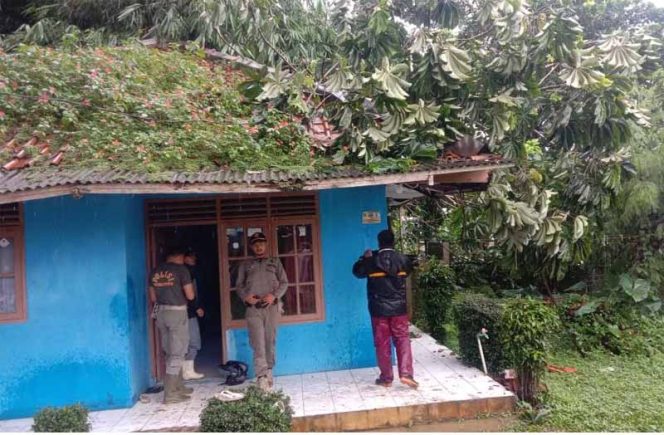 
					Rumah di Kampung Cidokom, Desa Kopo, Kecamatan Cisarua Kabupaten Bogor rusak akibat tertimpa pohon besar pada Senin (24/2/2020).