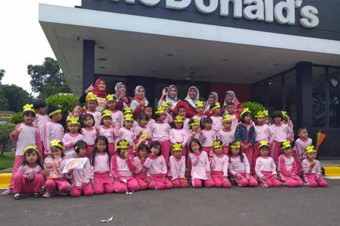 
					TK Maharani, yang berlokasi di Jalan Raya Bantargebang - Setu, mengikuti kegiatan Store Tour di restauran cepat saji McD.