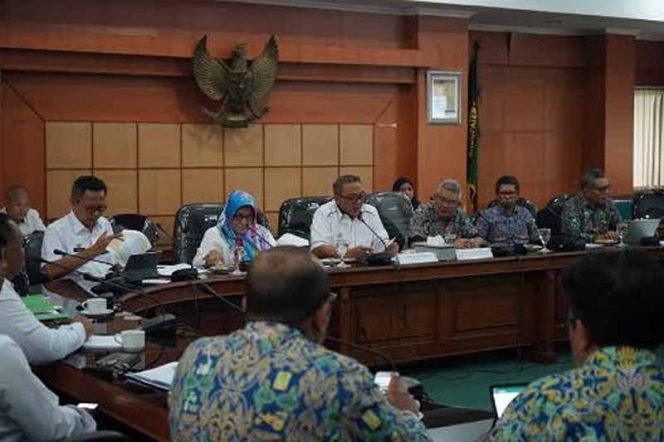
					Rapat koordinasi terbatas penaganan pascabencana di Kabupaten Bogor.