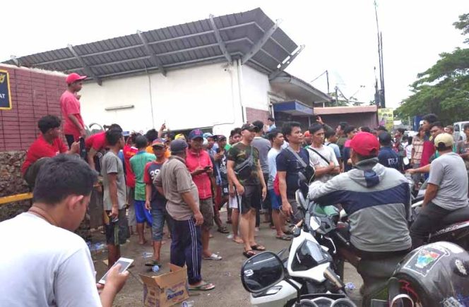 
					Warga protes Sunrise Bumi Tekstil akibat banjir yang menimpa ratusan rumah warga.