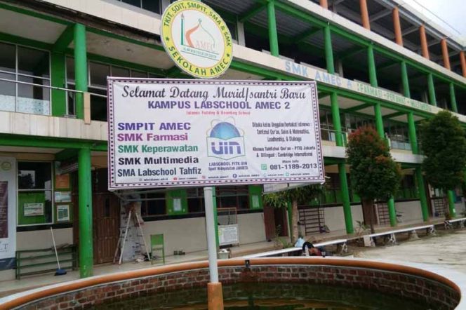 
					Inilah salah satu gedung Sekolah AMEC yang belum di disinfektan karena masiih menanti bantuan dari Pemkot Depok.