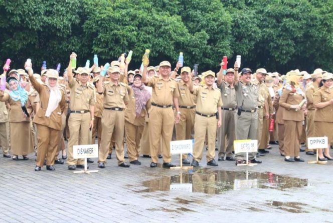 
					Para Aparatur Sipil Negara (ASN) dan Non ASN terlihat membawa tumbler air.