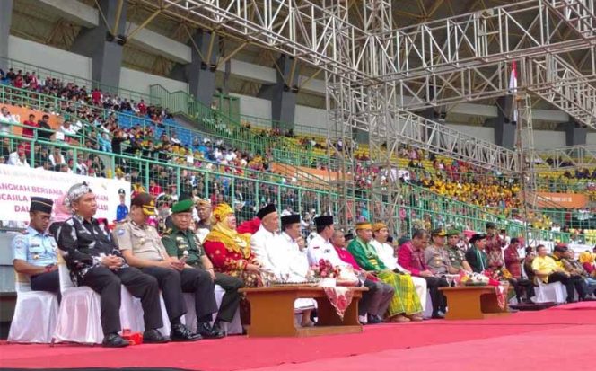 
					Suasana Stadion Chandrabaga dipenuhi pejabat hingga masyarakat, dalam event deklarasi Membumikan Pancasila, Selasa, (3/3) pagi.