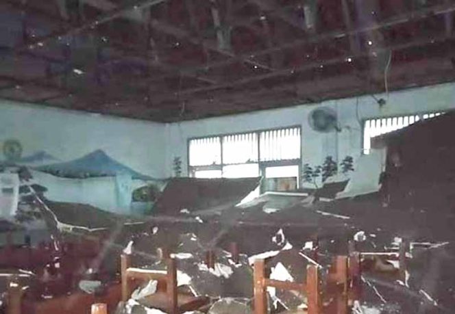 
					Puing plafon salah satu dari dua  ruang kelas tampak berserakan. (FOTO : Istimewa)