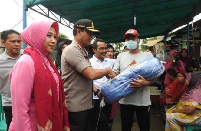 
					Polres Metro Bekasi kota beserta jajaran menyelenggarakan Bakti Sosial (Baksos) kepada korban banjir di kelurahan Bekasi Jaya, Sabtu (29/2/2020).