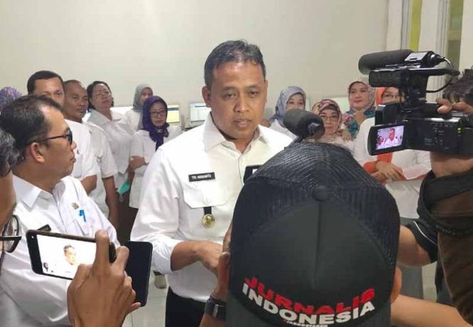 
					Wakil Wali Kota Bekasi Tri Adhianto memberikan keterangan mengenai stok sembako Kota Bekasi.