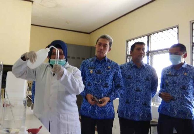 
					Wakil Wali Kota Bogor, Dedie A. Rachim didampingi Sekda Kota Bogor, Ade Sarip Hidayat melakukan peninjauan laboratorium.