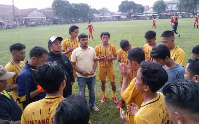 
					Ari Pamungkas, Manajer Bintang Fajar FC memberikan arahan kepada pemain.