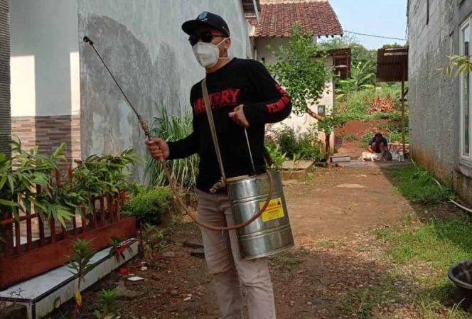 
					Petugas siap menyemprot disinfektan di wilayah Kelurahan Bojongsari Baru, Kecamatan Sawangan. 