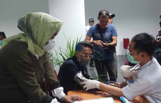 
					Anggota DPRD Kota Bogor melakukan pemeriksaan tes kesehatan.