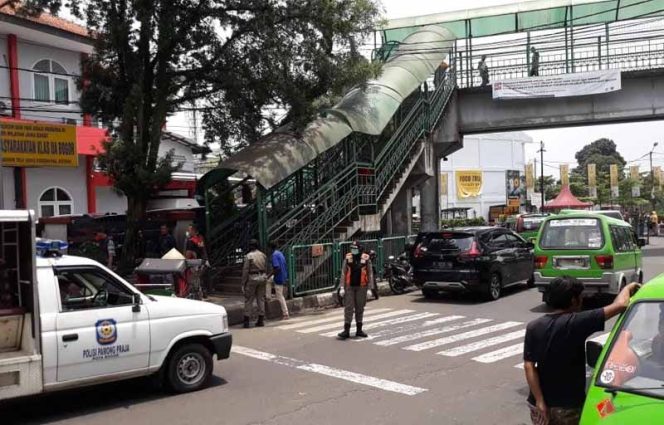 
					Satuan Polisi Pamong Praja (Satpol PP) pun langsung menurunkan sebanyak 30 personel.