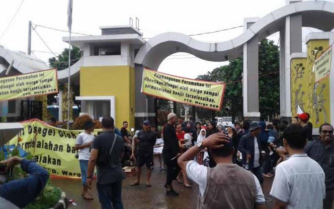 
					Perumahan Spring Garden Residence disegel penghuninya