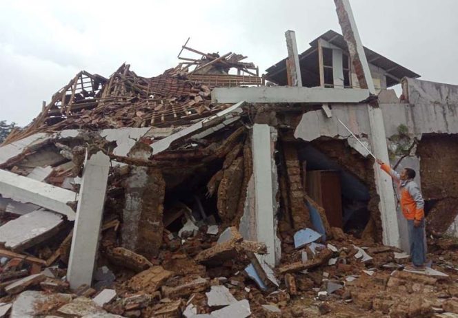 
					BMKG menginformasikan terjadi gempa bumi berkekuatan magnitudo 5,0 terjadi di wilayah Sukabumi, Jawa Barat.