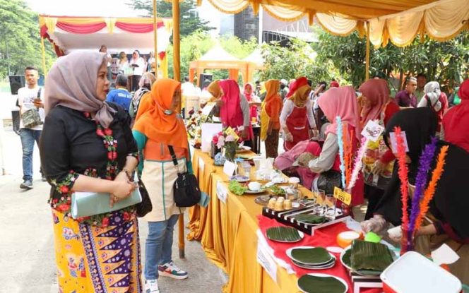 
					HUT Kota Bekasi ke- 23 digelar di halaman kantor kecamatan.