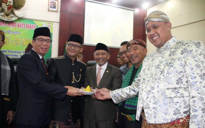 
					Paripurna Istimewa HUT ke-23 Kota Bekasi di Gedung DPRD Kota Bekasi, Selasa (10/03).