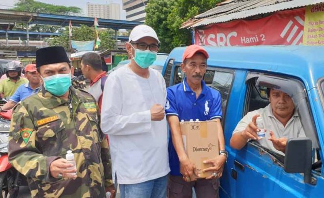 
					Habib Achmad Riza Alhabsyi membagikan langsung kepada pengemudi angkot.