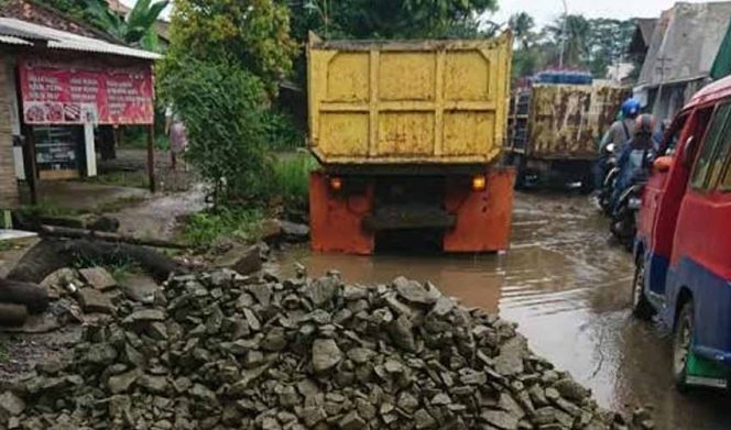 
					Jalan Rusak Parah, Masyarakat Marah