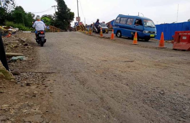 
					Pembangunan Jembatan Sementara Cigombong