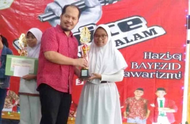 
					Raisha Rizqia Kusumawardhanty siswa kelas 6 SDN Serua 03 saat diberikan piala sebagai juara 1 Lomba Try Out di SMP Darussalam.