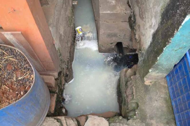 
					Limbah Pabrik Tahu Diduga Dibuang di Saluran Air Warga