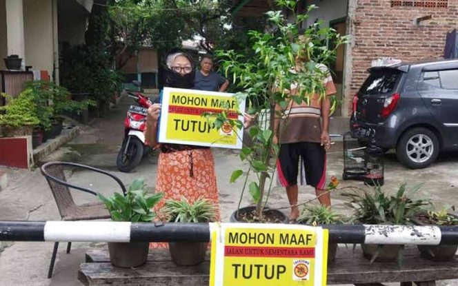 
					Sejumlah warga menutup sebagian akses jalan dengan portal dan memilih untuk tetap dirumah.