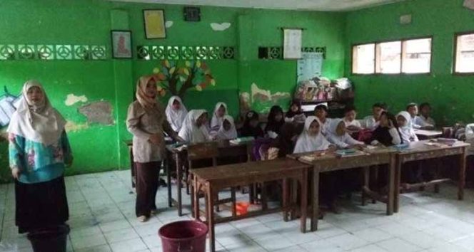 
					Kondisi Madrasah Ibtidaiyah (MI) Nurul Huda yang berlokasi di Jalan Sainan Aji, Keluarahan Harapan Jaya, Kecamatan Cibinong.