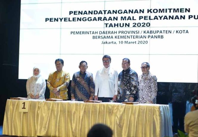 
					Bupati Bekasi, Eka Supria Atmaja bersama 45 kepala daerah se-Indonesia menandatangani komitmen penyelenggaraan Mal Pelayanan Publik.