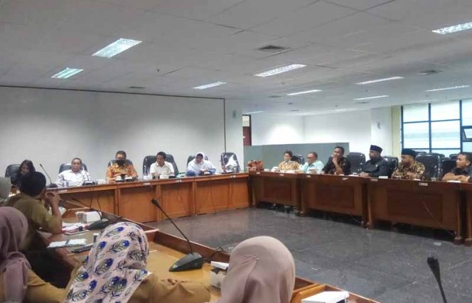 
					Rapat mitra kerja antara Komisi IV DPRD dengan Kepala Seksi (Kasi) Kemas dari 68 kelurahan.