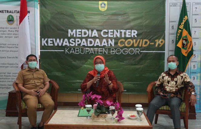 
					Bupati Bogor, Ade Yasin dalam penjelasan Covid-19 di Cibinong. (FOTO : Istimewa)