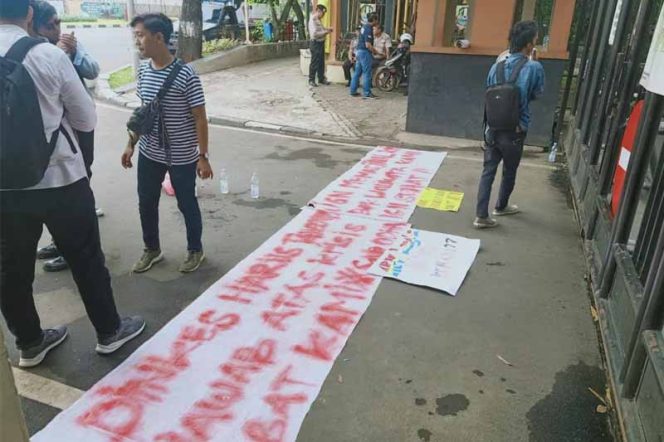 
					Aliansi Muda Mudi Bersama ODHA (AMMUBA) Kota Bekasi, menggelar aksi di depan pintu masuk kantor Pemkot.