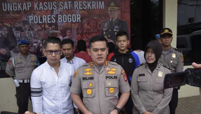
					Kepala Polres Bogor, Ajun Komisaris Besar Polisi Roland Ronaldy menetapkan tersangka baru dalam kasus OTT Sekdis DPKPP.