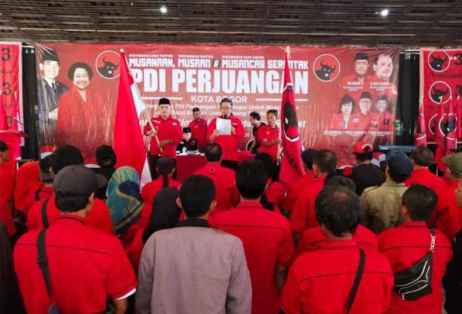 
					DPC PDI Perjuangan Kota Bogor melantik sebanyak 4000 pengurus PAC.