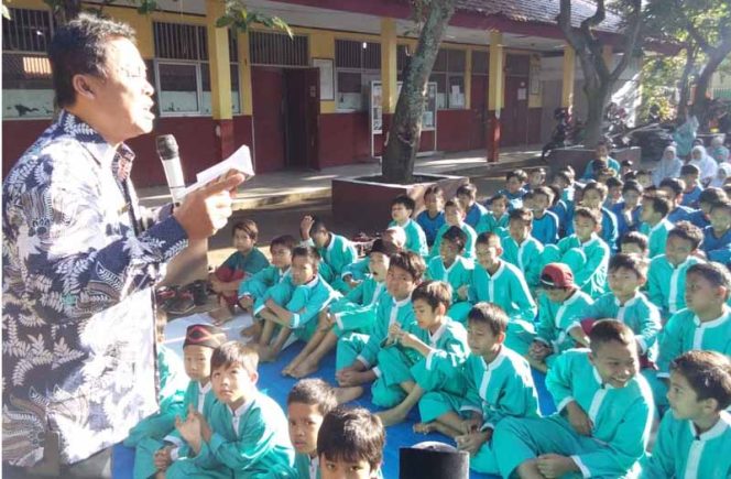 
					Kepala SDN Pasir Putih 03,  Andas Suhenda sedang sosialisasi PHBS di hadapan siswa. 