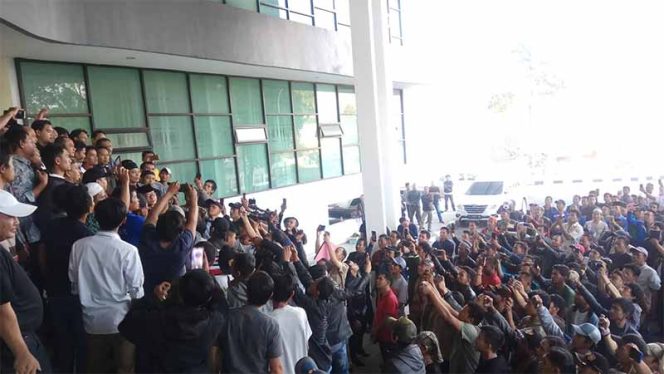 
					Eksekusi PKL Lawang Saketeng ditangguhkan hingga usai lebaran.